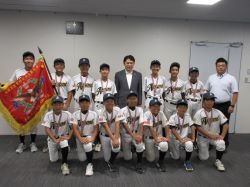 加納厚見少年野球チームが高円宮賜杯第44回全日本学童軟式野球大会 マクドナルド・トーナメント岐阜県大会の優勝及び同全国大会出場を報告の様子