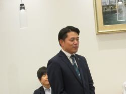 高松丸亀町商店街振興組合理事長 古川康造氏を囲む意見交換会に出席し、あいさつ（キッチンフクイ2nd）の様子