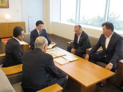 岐阜県電気工事業工業組合岐阜支部支部長 長屋幸典氏及び岐阜電気工事協同組合理事長 高倉善一氏と面談の様子