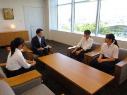 ドリームハーツバレーボールクラブ所属の市内中学生が、湘南藤沢カップビーチバレージャパン4×4 U－15第15回全日本ビーチバレーボール4人制中学選手権大会及びHEKINANマンモスカップビーチバレージャパンU－15第4回全日本ビーチバレーボール中学選手権大会出場を報告の様子