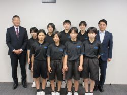 LEONバレーボールクラブ所属の市内中学生が第27回全国ヤングクラブ優勝大会県予選会U－14女子の部優勝、及び同全国大会出場を報告の様子