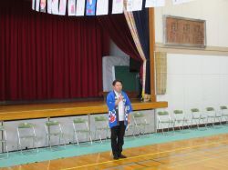 鏡島地区夏まつりに出席し、あいさつ（鏡島小学校）の様子