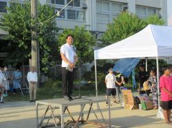 第48回日置江夏祭り 碧江灯篭まつりに出席し、あいさつ（且格小学校）の様子