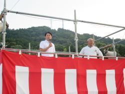 藍川夏まつりに出席し、あいさつ（藍川小学校）の様子