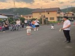 三田洞東納涼夏祭りに出席し、あいさつ（三田洞東公民館）の様子