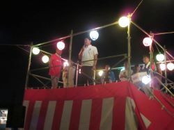 西郷ふれあい夏まつりに出席し、あいさつ（西郷小学校）の様子