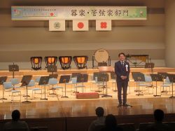 第48回全国高等学校総合文化祭 器楽・管弦楽部門開会式に出席し、あいさつ（長良川国際会議場）の様子