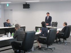 令和6年度第2回岐阜地域広域圏協議会に出席し、あいさつ及び議事進行（羽島市）の様子