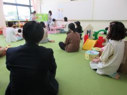 加納児童センターを視察（同所）の様子