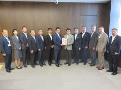 岐阜県木曽三川改修工事促進期成同盟会ほか5団体の会長等として、岐阜県副知事 河合孝憲氏に要望及び意見交換（岐阜県庁）の様子