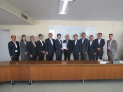 岐阜県木曽三川改修工事促進期成同盟会ほか4団体の会長等として、国土交通省中部地方整備局長　佐藤寿延氏に提言及び意見交換（愛知県名古屋市）の様子