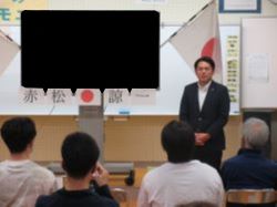 パリオリンピック陸上走高跳競技において決勝に進出した岐阜市出身の赤松諒一選手を応援するパブリックビューイングに出席し、あいさつ。その後同選手を応援（市橋小学校）の様子