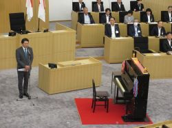 岐阜市議会文化議員連盟主催 「議場ピアノコンサート～平和への願いを被爆ピアノに託して～」に出席し、あいさつ。その後、同ピアノコンサートを鑑賞の様子