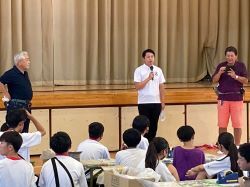 芥見フェスティバル2024に出席し、あいさつ（芥見小学校）の様子