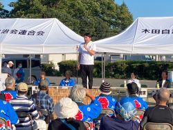 2024おんさいよー木田ふれあい夏祭りに出席し、あいさつ（木田小学校）の様子