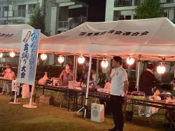芥見南夏祭り盆踊り大会に出席し、あいさつ（つくし公園）の様子