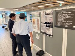 黒野城と加藤貞泰公のパネル展を視察の様子