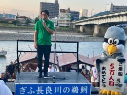 令和6年度鵜飼観覧船乗船客5万人達成記念式典に出席し、あいさつ及び記念証・記念品の贈呈（鵜飼観覧船事務所）の様子