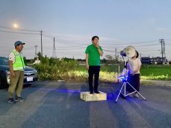 長森地区連結花火大会に出席し、あいさつ（ドラックユタカ長森店南）の様子