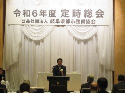 公益社団法人岐阜県都市整備協会令和6年度定時総会に出席し、あいさつ及び議事進行。その後、令和6年度第2回理事会に出席し、議事進行（グランヴェール岐山）の様子