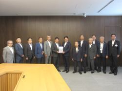 一般国道156号岐阜東バイパス第3工区整備促進期成同盟会の会長として、岐阜県副知事 河合孝憲氏に要望及び意見交換（岐阜県庁）の様子