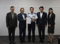 岐阜基地周辺市町村連絡協議会委員として、同会長の各務原市長ほかとともに航空自衛隊岐阜基地司令空将補 山本光伸氏に要望書を提出（岐阜県各務原市）の様子
