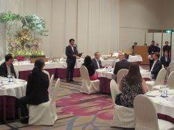 宮内庁主催「外交団招待鵜飼」に出席し、あいさつ（岐阜グランドホテル）の様子