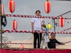 2024境川ふれあい夏祭り花火大会に出席し、あいさつ（境川緑道公園）の様子