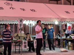 第17回茜部あんどん祭りに出席し、あいさつ（茜部小学校）の様子