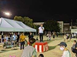 第25回白山盆踊りに出席し、あいさつ（白山小学校）の様子