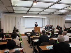 岐阜県自閉症協会創立55周年記念式典に出席し、あいさつ（長良川スポーツプラザ）の様子