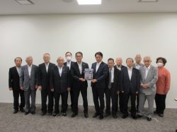 岐阜治水会会長として長良川橋梁架設推進協議会と合同で、岐阜県県土整備部長 野崎眞司氏に要望及び意見交換（岐阜県庁）の様子