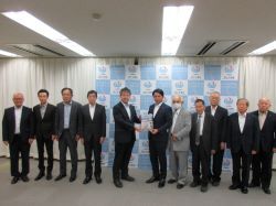 同会長として岐阜市水防協会と合同で、国土交通省木曽川上流河川事務所長 齋藤大作氏に提言及び意見交換（木曽川上流河川事務所）の様子