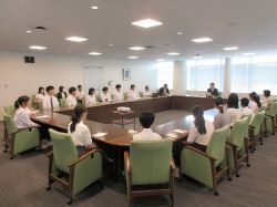 岐阜市青少年国際教育夢プロジェクト事業「夢inカンボジア」帰国報告会に出席し、あいさつの様子