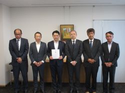 石川県七尾市で応急復旧活動に従事された市内水道事業者5社から能登半島地震に伴う同市復興支援に係る寄付金を受寄の様子