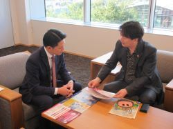二胡演奏者 張濱氏ほかと面談の様子