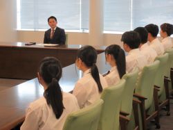 岐阜済美学院 済美高等学校ライフル射撃部が2024年度（第62回）全国高等学校ライフル射撃競技選手権大会エアライフル男子団体、エアライフル女子団体、エアライフル女子個人で優勝等、聖マリア女学院高等学校アーチェリー部が令和6年度全国高等学校総合体育大会アーチェリー競技大会 高円宮賜牌第57回全国高等学校アーチェリー選手権大会女子団体戦で優勝を報告の様子