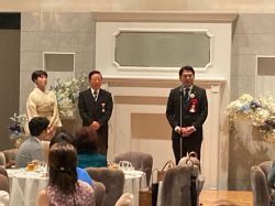 岐阜市礼遇者 松岡文夫氏令和6年春の叙勲受章祝賀会～感謝のつどい～に出席し、あいさつ（長良川清流ホテル）様子