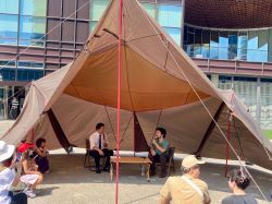 GIFU OUTDOOR JAMBOREE 2024焚火トークイベントに出席し、トークセッション（みんなの森 ぎふメディアコスモス カオカオ広場）様子