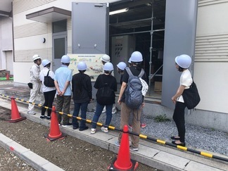 写真：紫外線処理装置の見学風景
