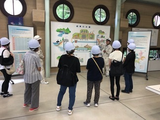 写真：水の資料館での岐阜市の水道事業の概要についての説明の様子