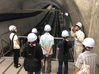 写真：配水池入口での説明の様子