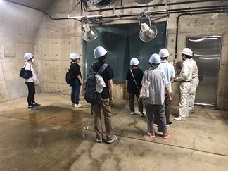 写真：配水池上部ののぞき窓からの見学風景
