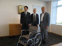 岐阜東ロータリークラブからの観光、文化、スポーツ施設等への車椅子の寄附に対して感謝状を贈呈の様子