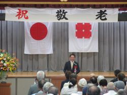 芥見校区敬老会に出席し、あいさつ（東部コミュニティセンター）の様子