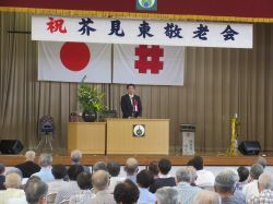 芥見東敬老会に出席し、あいさつ（芥見東小学校）の様子
