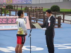 開設75周年記念岐阜競輪長良川鵜飼カップ表彰式にて、表彰状を授与（岐阜競輪場）の様子