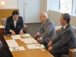 ブルーベリーファーム三輪代表 山口繁氏ほかと面談の様子
