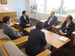 公益財団法人ぎふしん記念財団理事長 住田裕綱氏からの岐阜公園への桜の木の寄附に対し、感謝状を贈呈の様子
