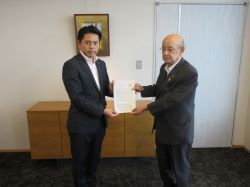 岐阜山県保護区保護司会長 小川一博氏から保護司活動に対する要望書を受領の様子